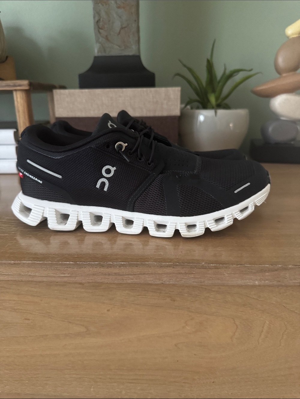 On Cloud 5 Women’s running Sneaker in Black and White - 7.5. Great Condition. - Picture 4 of 10